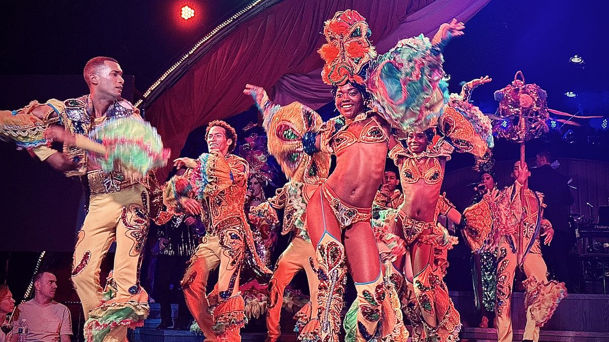 Nejsmyslnější taneční show vůbec? Lepé Kubánky oděné do flitrů v havanské Tropicaně